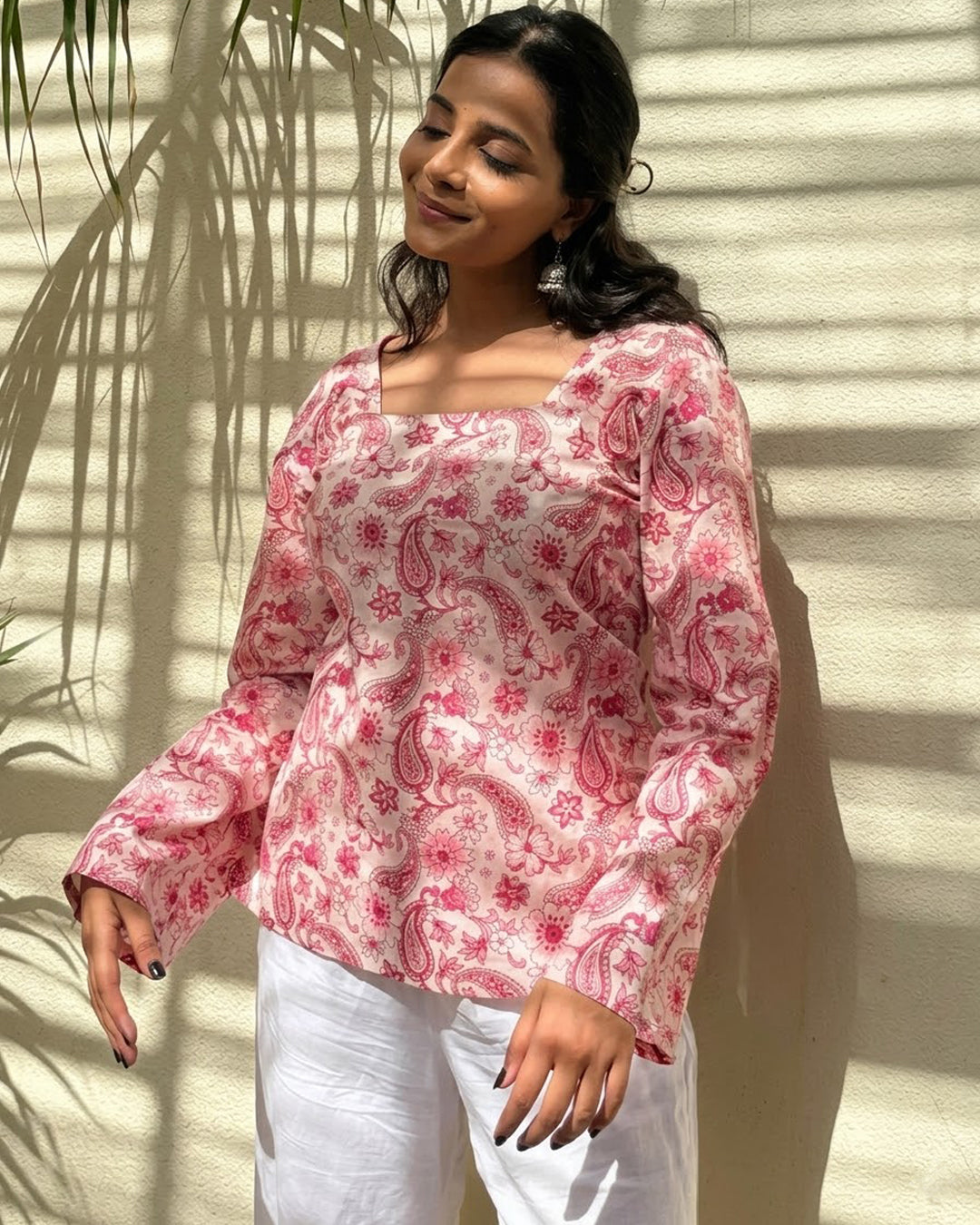 Women's Printed Straight Sleeveless Square Neck Flared Short Kurti for Women & Girls – Pink & White Designer Kurti